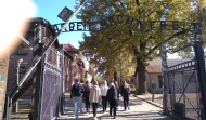Chrobrzacy zwiedzają hitlerowski obóz zagłady w Oświęcimiu.  